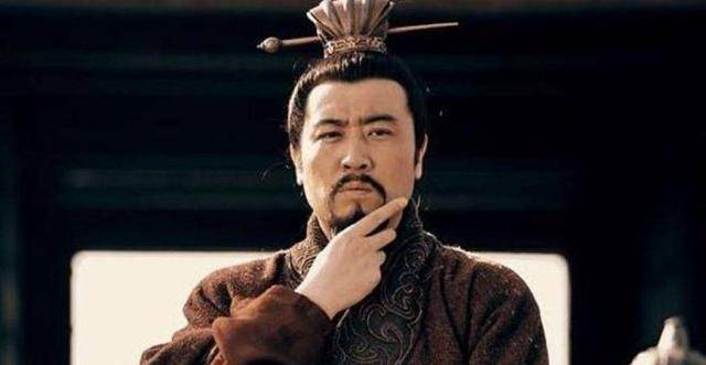 第一阶段就是创业兆始,请得诸葛亮出山相助,刘备从处处挨打,次次抱头