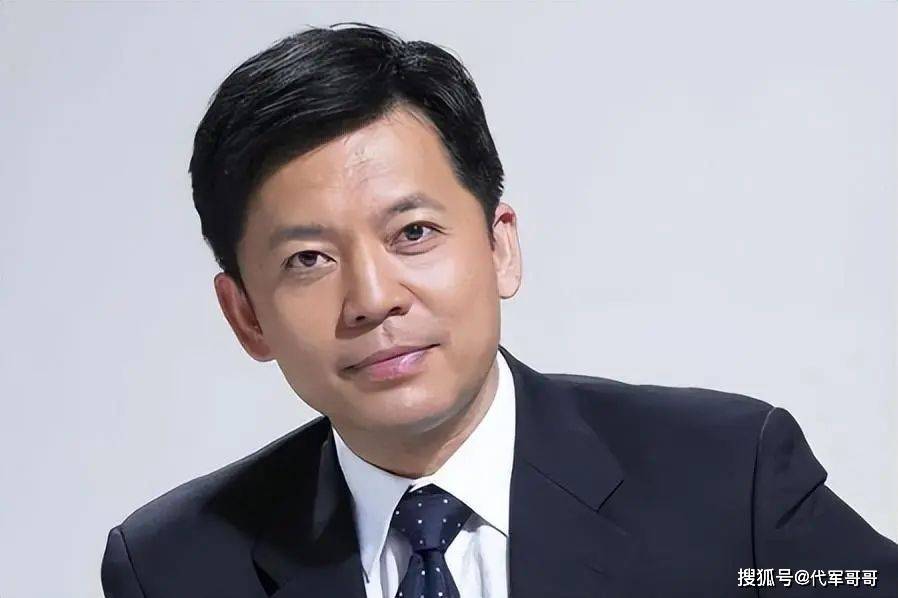 他错失巩俐,29岁娶初恋为妻,相濡以沫30年,堪称最美好的爱情_何政军