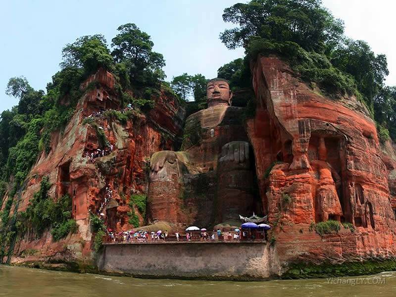 林木葱茏幽翠,享有"青城天下幽"的美誉,是中国四大道教名山之一;而