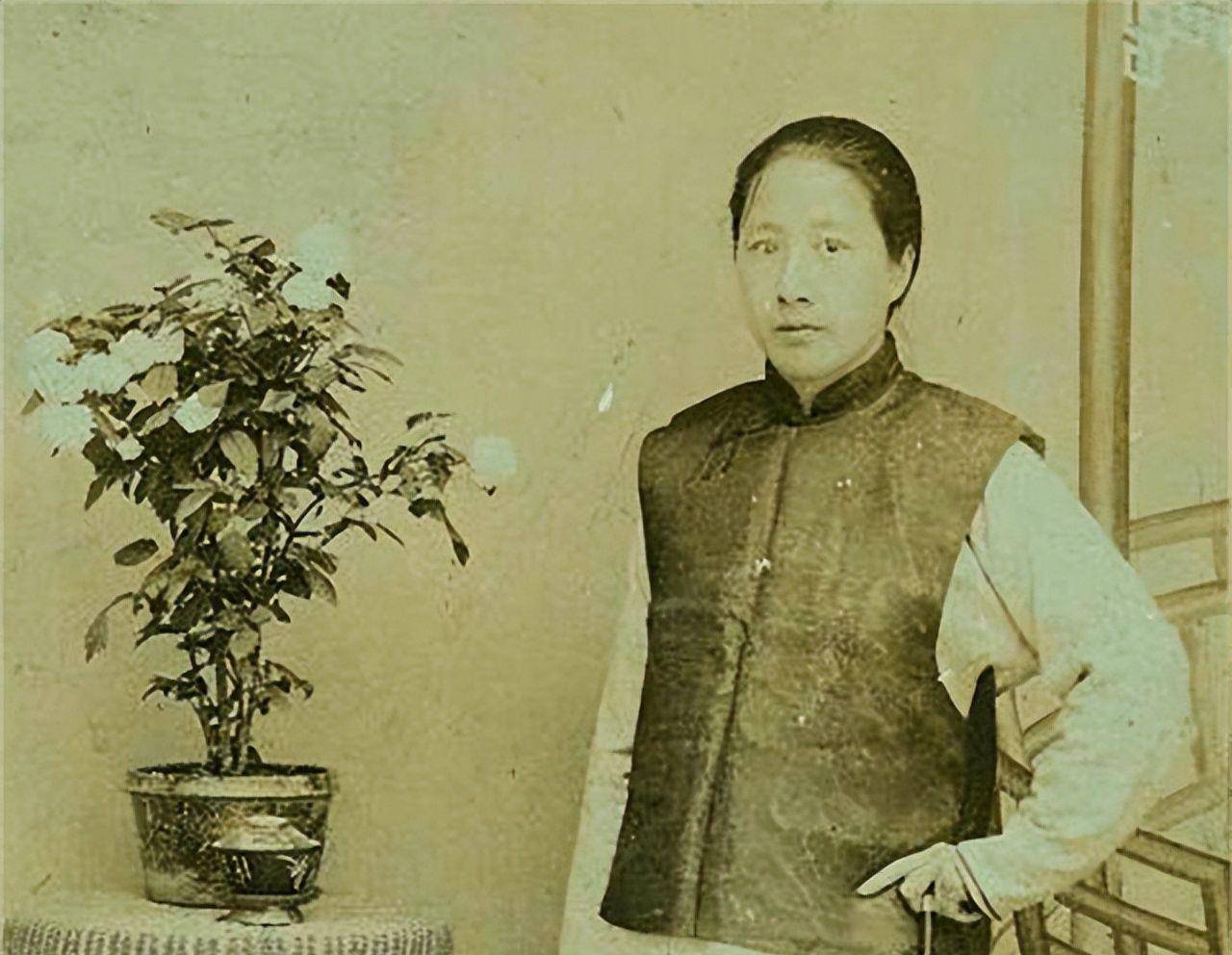 秋瑾起义前遭丈夫家暴遇害两年后丈夫抑郁而终子女皆成才