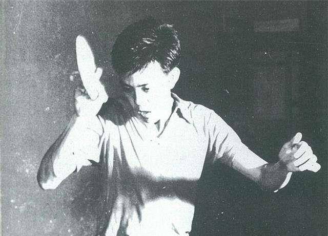 原创身患肺结核21岁夺得中国第一个世界冠军的容国团31岁自杀了