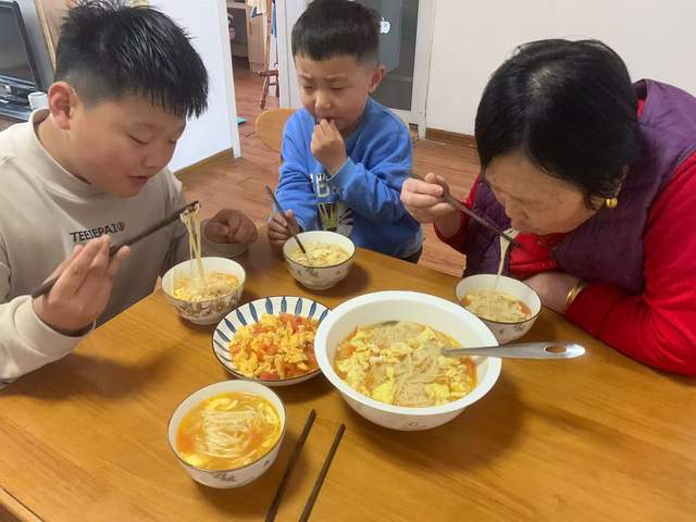中午我下班回到家,婆婆已经做好饭,娘三个就围着餐桌吃饭,我一进门就