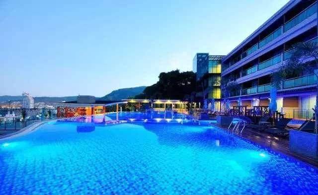 因为这家酒店无边泳池面对的是芭东的市景和海平线.