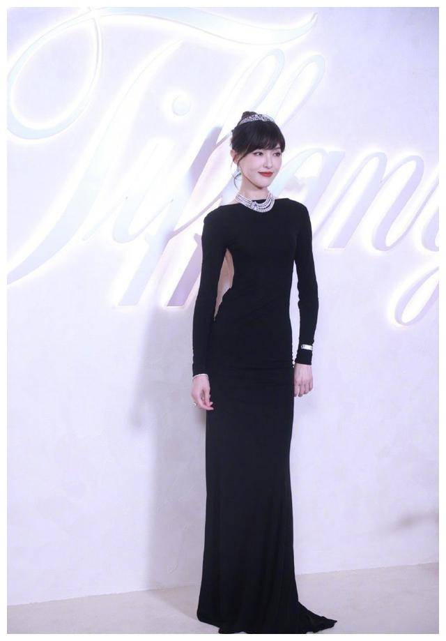 揭秘唐嫣最新活动镂刻脸庞网友直呼似50岁大妈