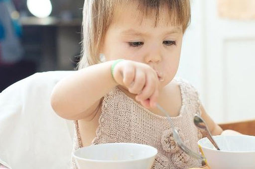 孩子们经常吃得太多。家长应该如何避免？_规律性_饮食_营养
