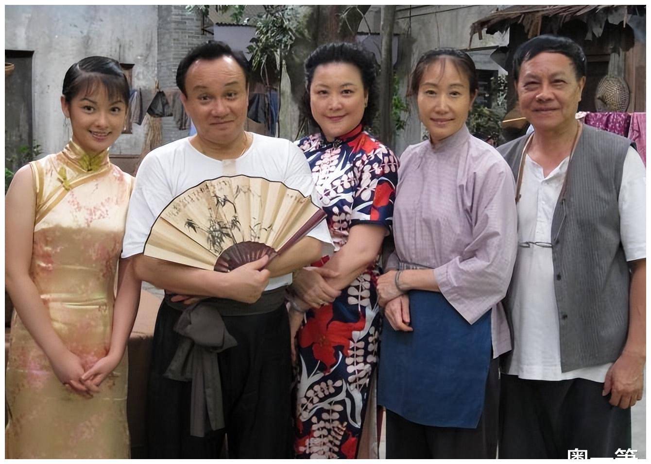 64岁的八姑黄伟香戏里嫁给谭宪炳现实中的丈夫从不出镜