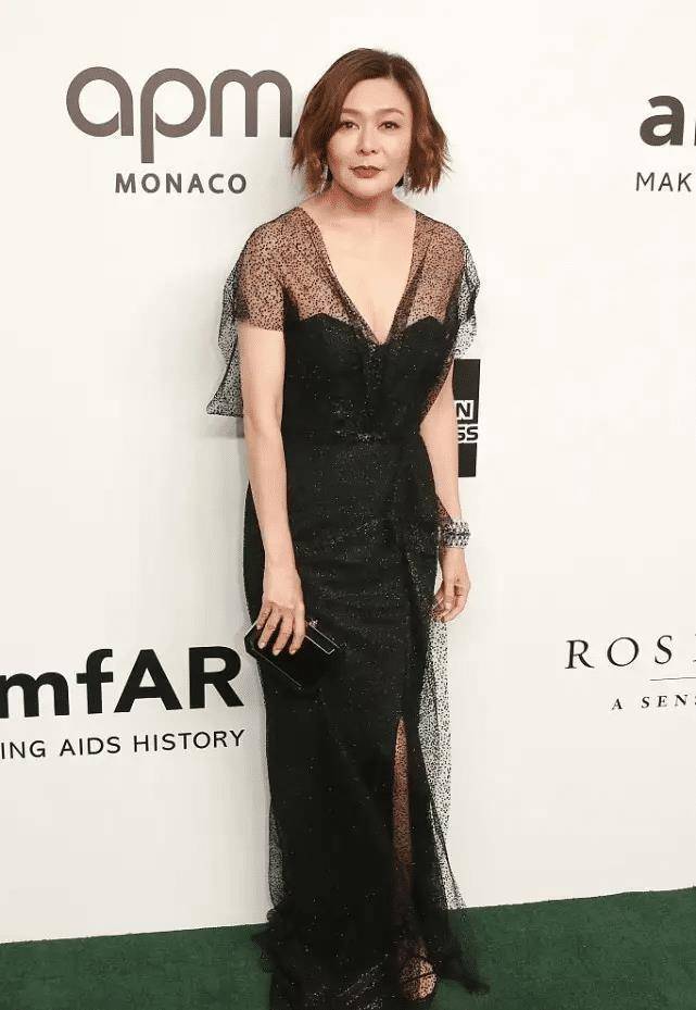 关之琳独自逛街被偶遇生图满脸油光好油腻身材却像小姑娘