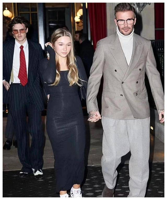 贝克汉姆晒最新全家福12岁小七穿吊带裙扮成熟越长越像贝嫂了