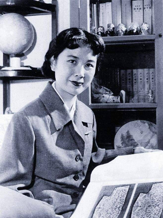 看戏曲名家严凤英和新凤霞跨越剧种的姐妹情只是严凤英遭遇太惨