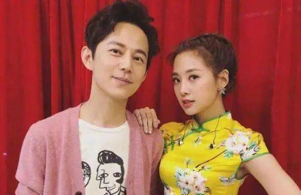 16岁含泪出道,曾因忘寄钱惨遭亲母打,如今得何炅宠爱有加_吴映洁_母亲