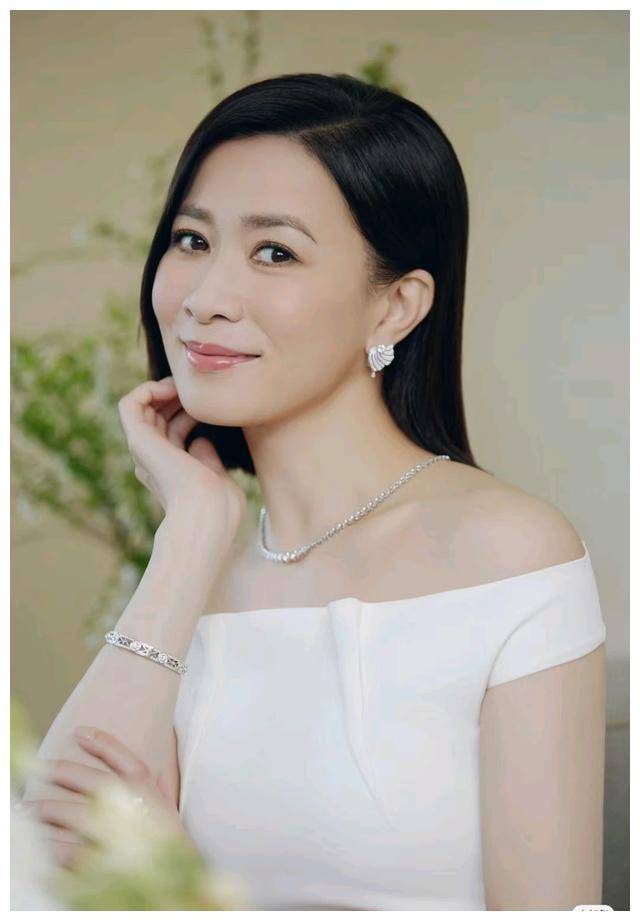 佘诗曼最新近照展现多样风格大胆尝试