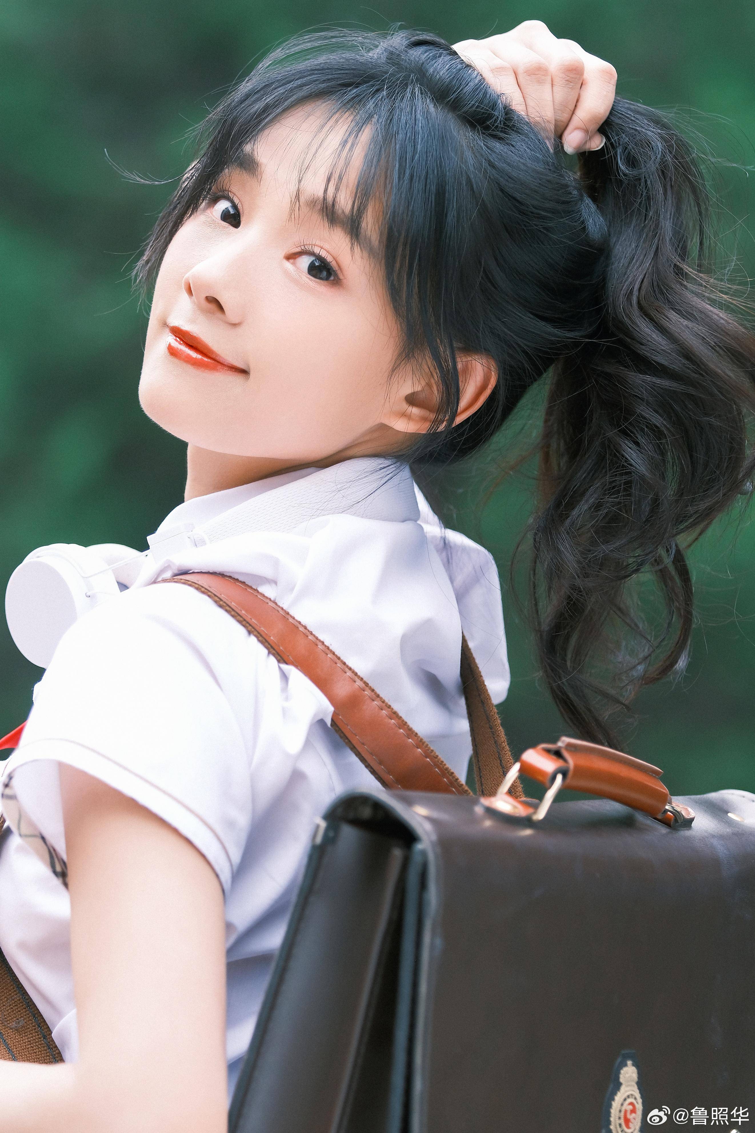 演员鲁照华青春写真校园女神气场全开