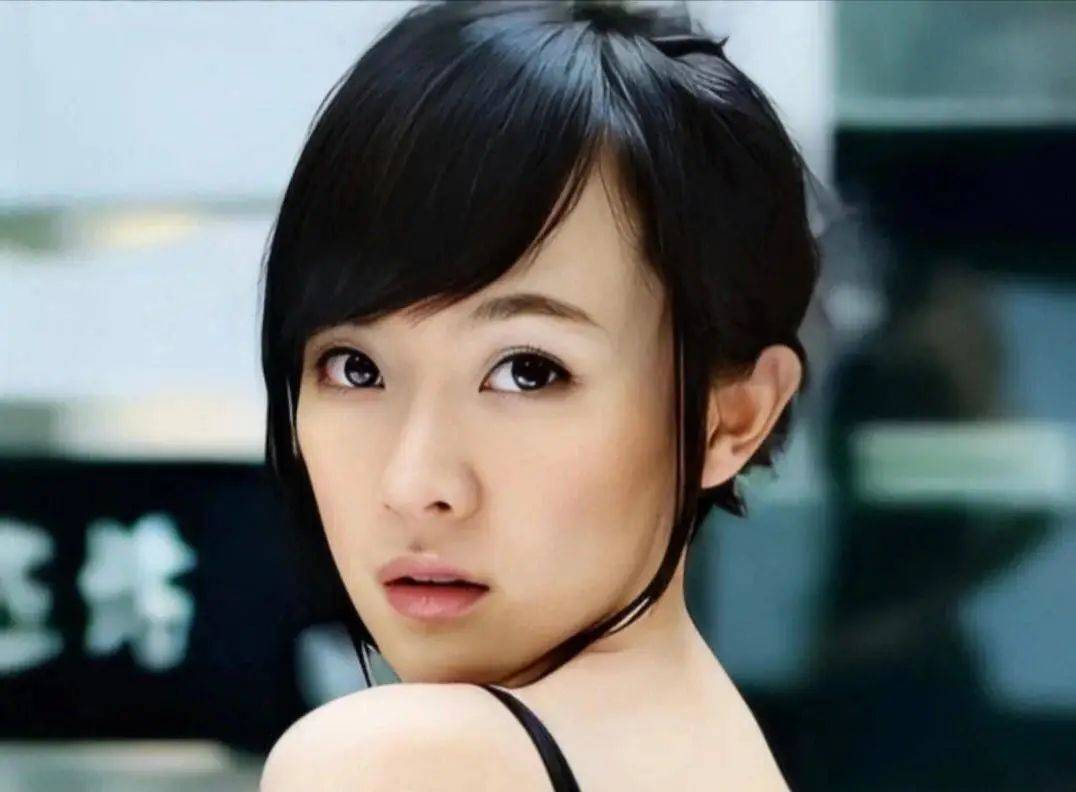 也抵挡不住她的吸粉体质,在《欢天喜地七仙女》中,霍思燕凭借着温婉