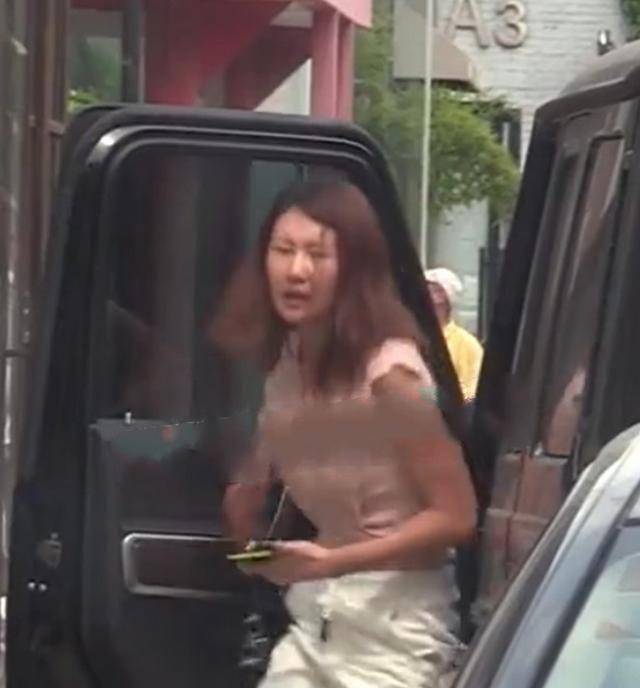 王宝强带冯青出街穿骷髅图衣服大佬范十足女方头发披散面容憔悴