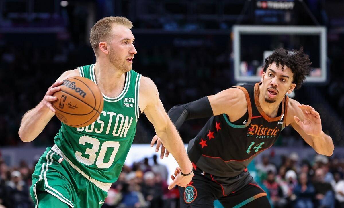 第三节比赛,豪泽踩到奇才替补席受伤束手无措退赛,无缘冲击纪录.