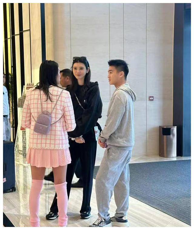 偶遇奚梦瑶!小姑子拍照,全家开心,相处融洽._何猷君_何超欣_女儿