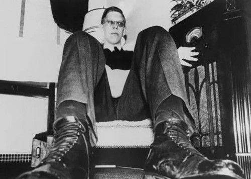 原创世界第一巨人身高2米72被马戏团看中捧成明星结局却不美好