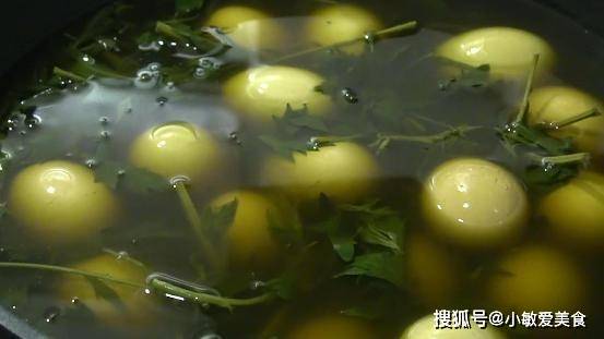 让鸡蛋在汤汁里面浸泡30分钟,让每个鸡蛋都能够充分吸收一下艾草的