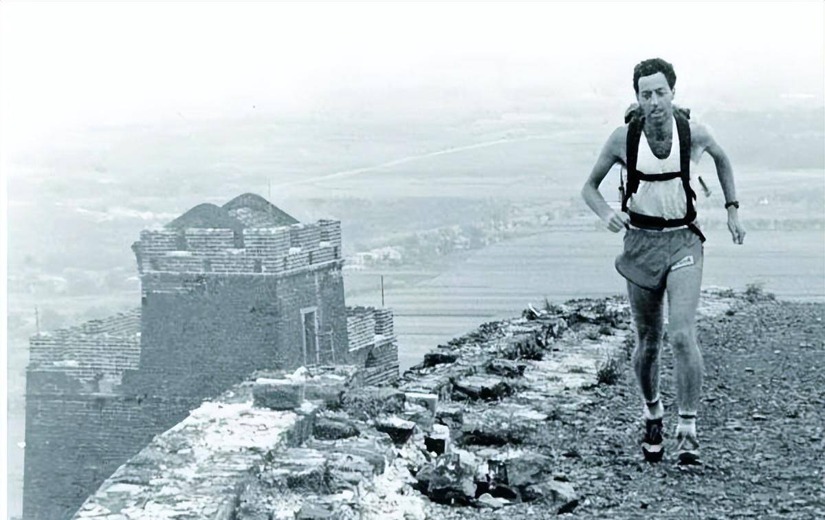 原创守护长城威廉林赛为长城捡垃圾22年只因对长城保持敬畏