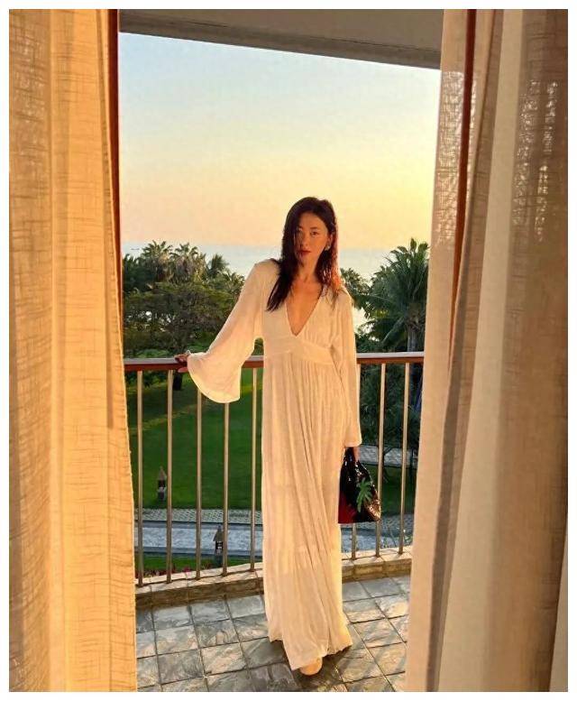 39岁性感女神朱珠秀比基尼美照网友纷纷点赞绽放优雅与典雅