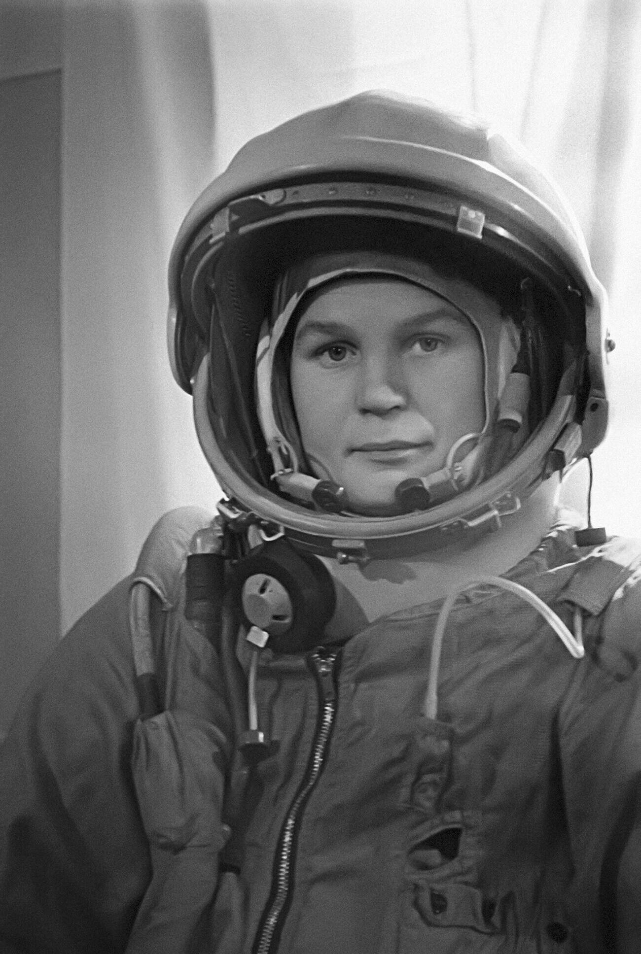 02:在美国亚利桑那州石化国家公园,古老的石头显示出像人脸一样的图像