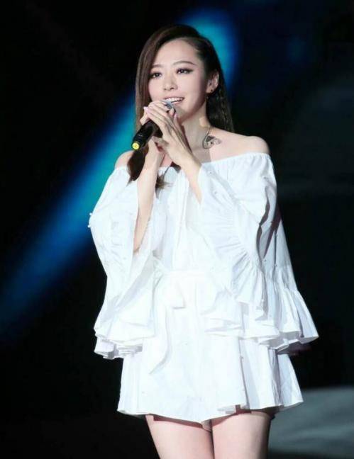 2015年2月,张靓颖在长沙演唱会上向冯轲高调求爱.