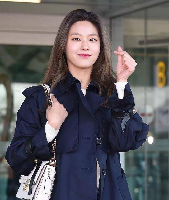 原创女团顶级身材雪炫现身街头蓝色皮衣太惹眼不愧完美9头身