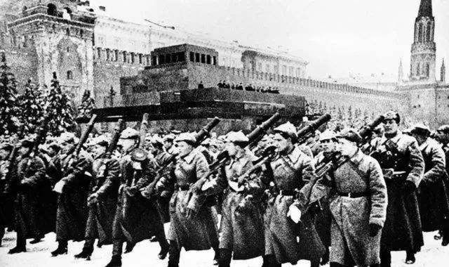 这场阅兵式发生在二战时期的苏联,我们都知道,二战期间,德国利用闪电
