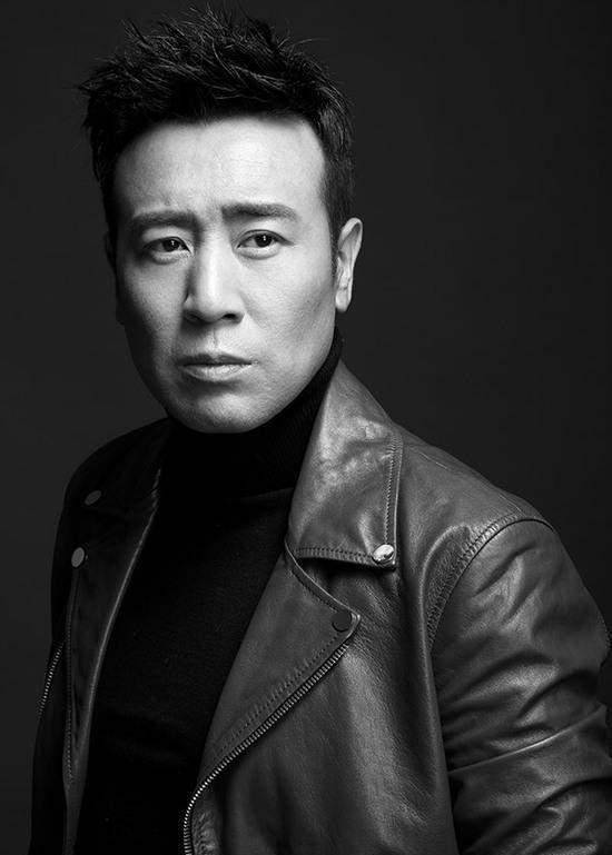 家里实在是太贫穷了,面对高昂的学费,这位男演员迟疑了