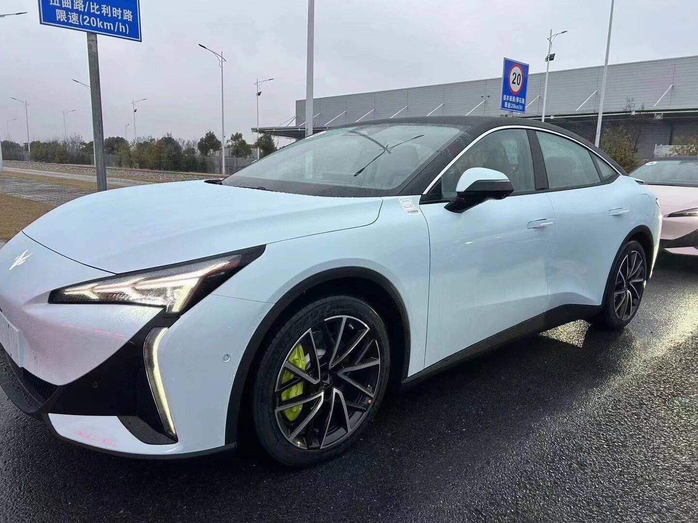 极狐阿尔法s5实车现身,风阻低过小米su7,配530马力/续航708km_搜狐