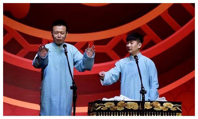 第八张照片则呈现了谢金和李鹤东的演出场面.