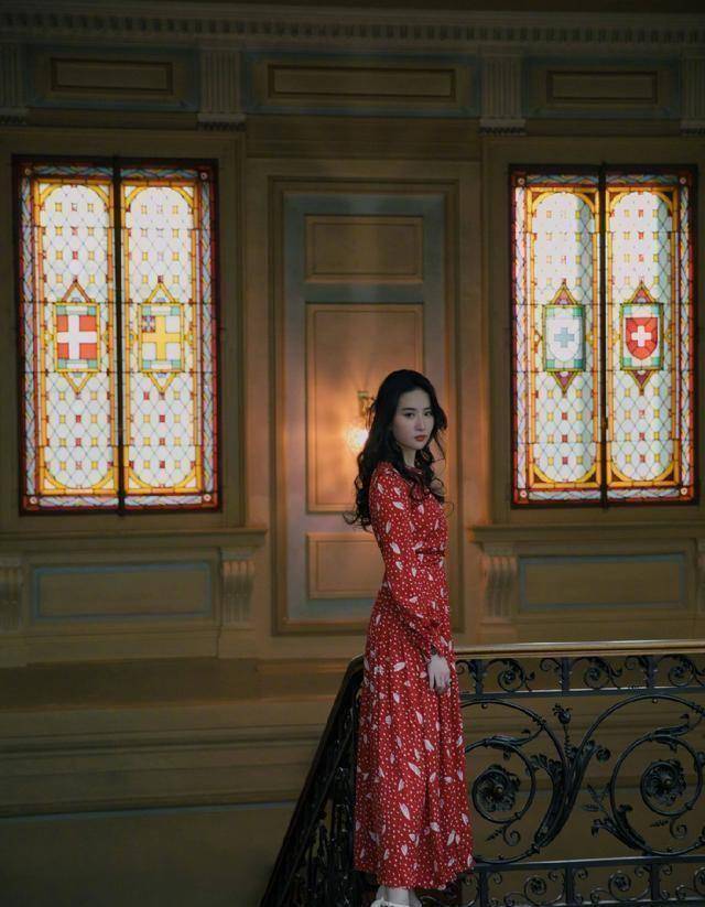 原创原创神仙姐姐刘亦菲也太美了吧穿碎花长裙简直不要太有气质