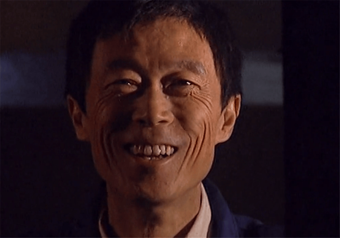 剧中滕汝俊饰演的电影放映员陈福生,历经时代变迁的磋磨,却始终保持着