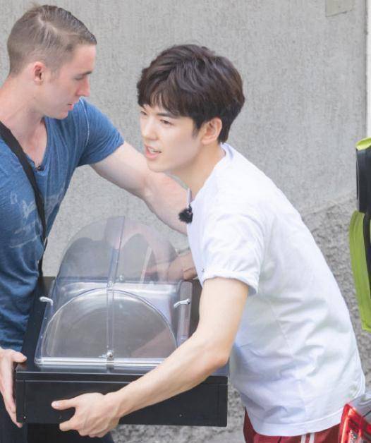 在最新的节目中王俊凯,杨紫,秦海璐,三个人相约去看日出,当时"小猴子"