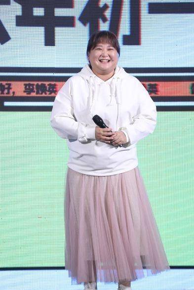 谁说胖不能穿纱裙?贾玲粉纱裙配白卫衣,酒窝大肚子少女感十足