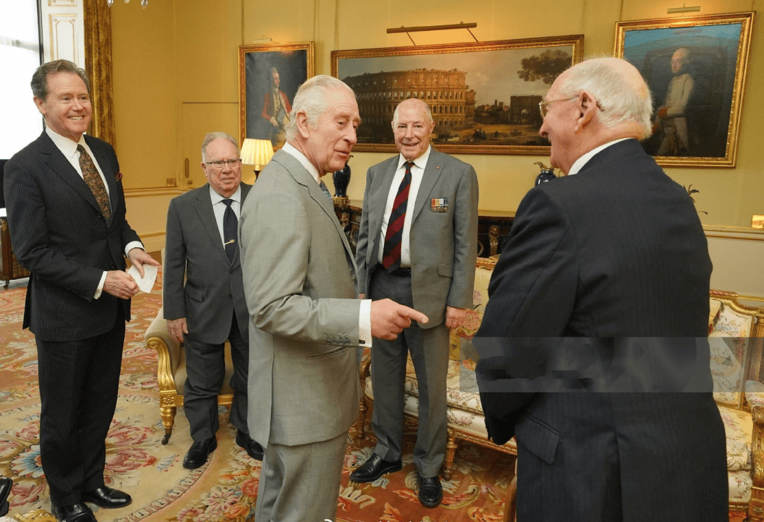 原创76岁查尔斯还活着穿高定西服接待4个老兵精神好国王只是瘦了