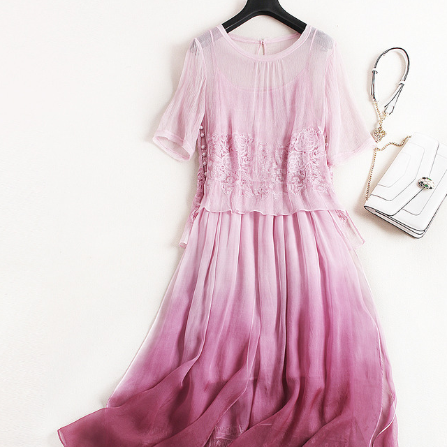 原创女人如果经济允许一定给自己买件真丝围裹式连衣裙是真的美