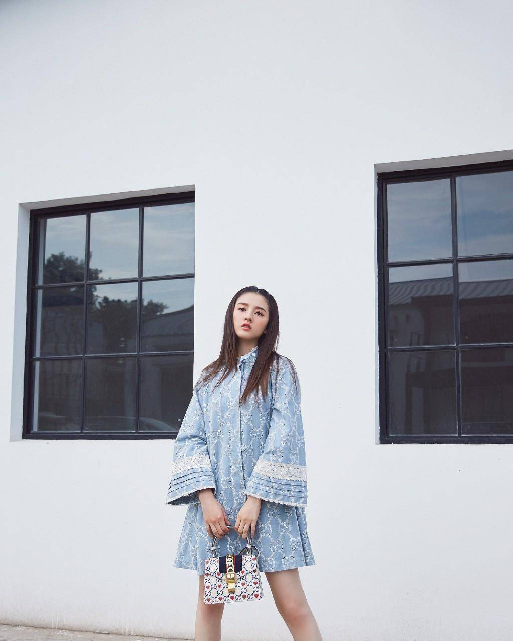 原创"小哪吒"越来越迷人,一身波点西装裙搭配短靴,小蛮腰抢镜_祖儿