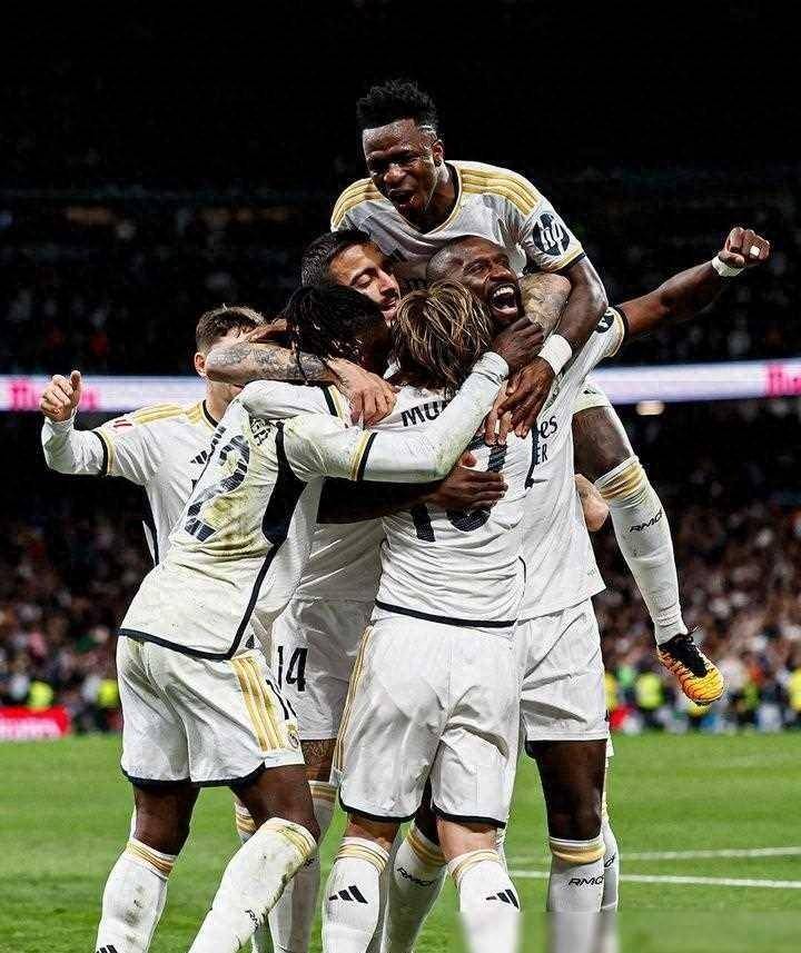 西甲-皇马两收乌龙大礼4-0横扫塞尔塔 22轮不败 7分领跑_比赛_的足球