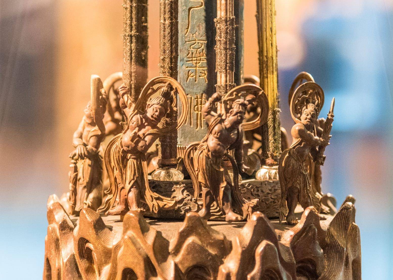 《佛说阿弥陀经》里讲到西方极乐世界的楼阁,用了这么一句话:"上有