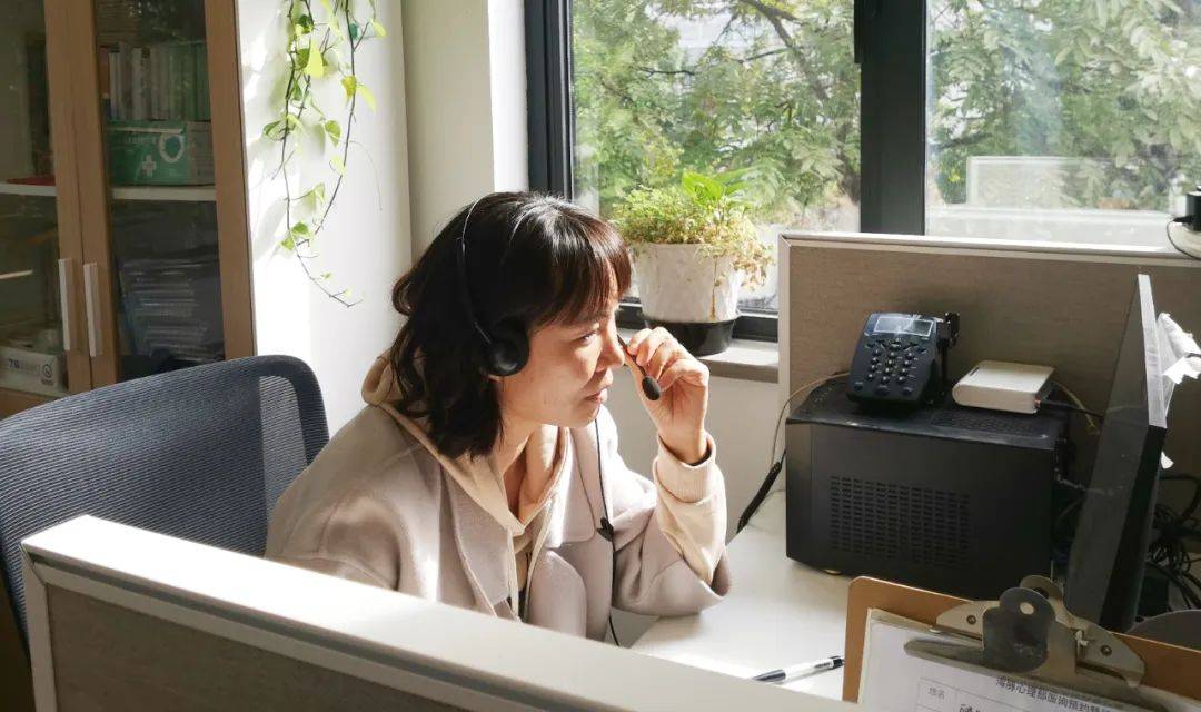 原创花西子女性守护热线开通的第4年这个52岁的心理咨询师听见了什么