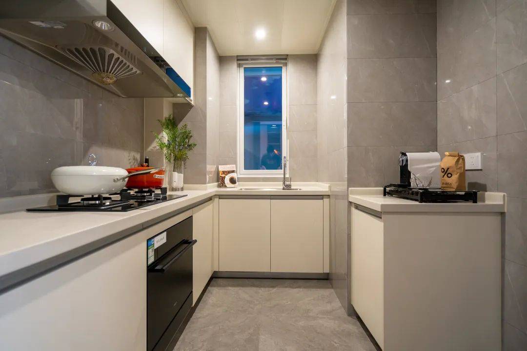 u型厨房,餐客厅一体,全明卫,客卫干湿分离,还拥有超豪华主卧套房,与南