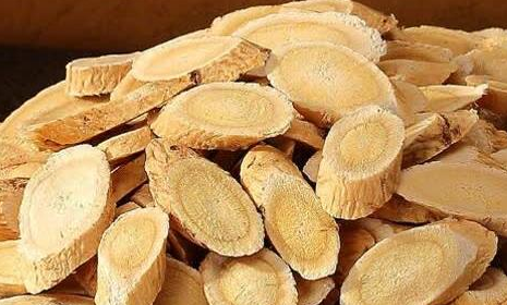 女性喝黄芪水具有美容养颜的功效,因为黄芪具有益气的作用,能帮助健脾