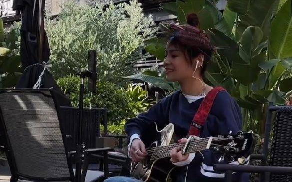 而真正让花姐走红的,还是翻唱徐誉滕的那一首《等一分钟》,视频中,她