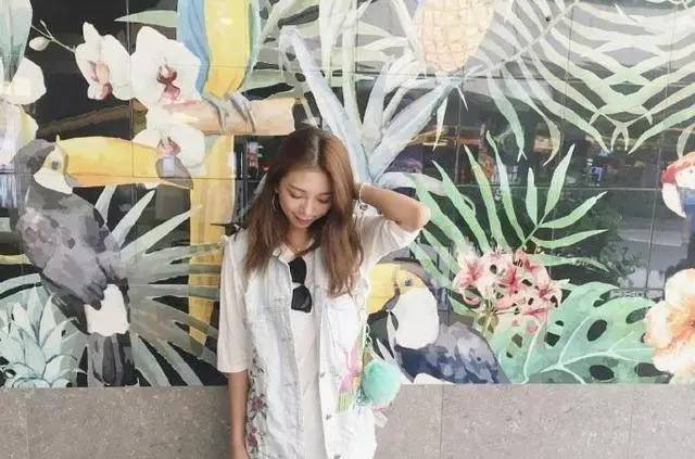 王美媛俊俏的外表一举成名肤白貌美长腿吸睛靠颜值也已经赢了