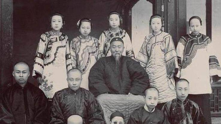 她因不育被丈夫抛弃,改嫁上将后生11子,被称作"广东之母"_莫秀英