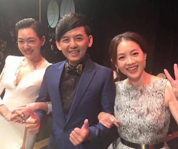 黄子佼左右手各挽着两位女星,这两位女星分别是小s和曾志伟女儿曾宝仪