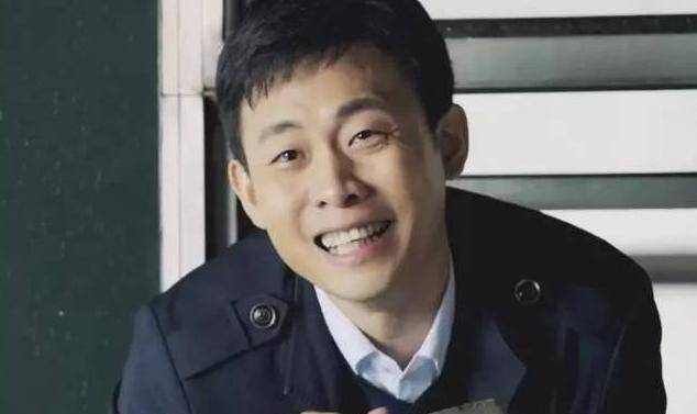 原创让女演员下跪把人塞缸里导演绑树上42岁张译干了很多荒唐事