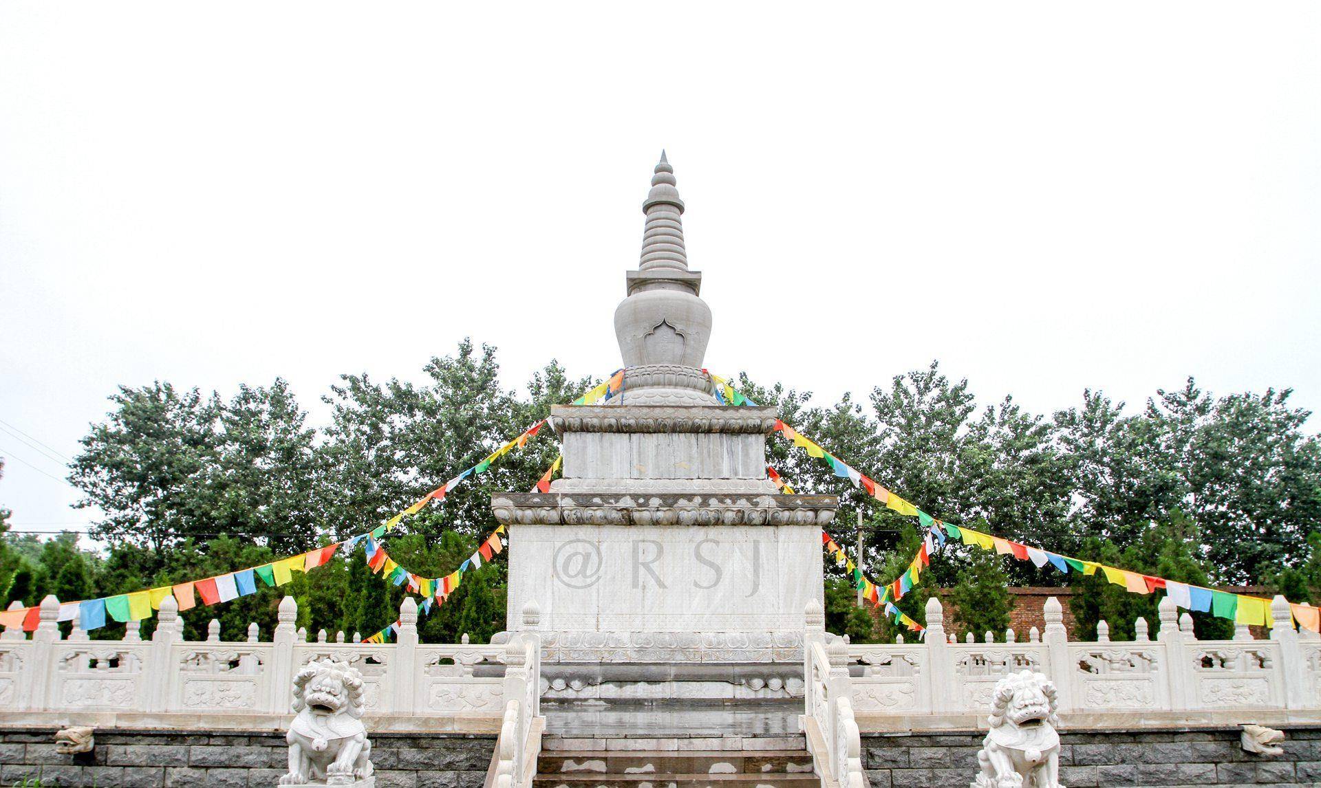 普彤寺两座塔年龄相差1937年一座建于公元67年一座建于2004年
