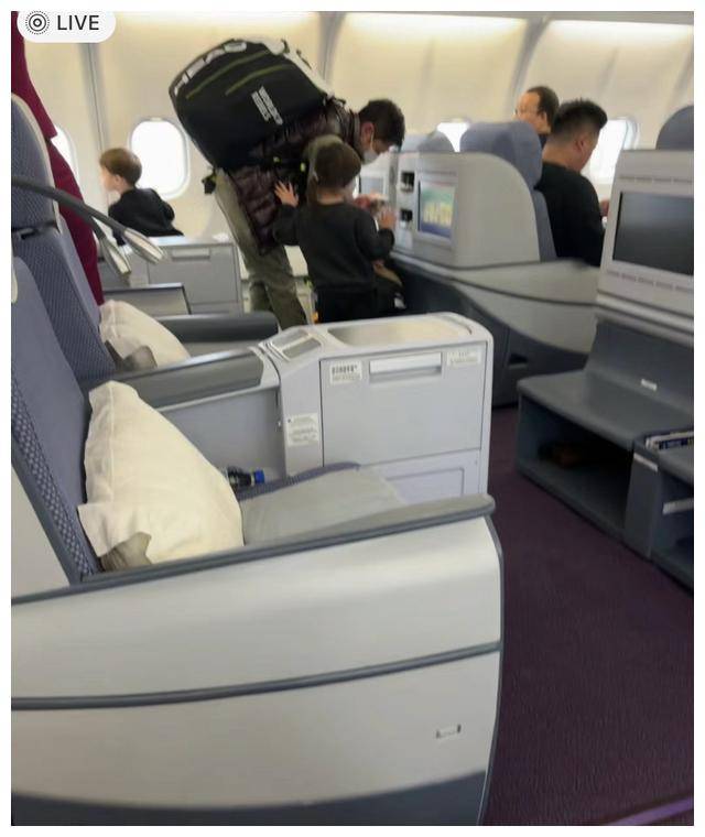 一位超级有名的电视主持人,撒贝宁老师,最近被网友在飞往西安的飞机上
